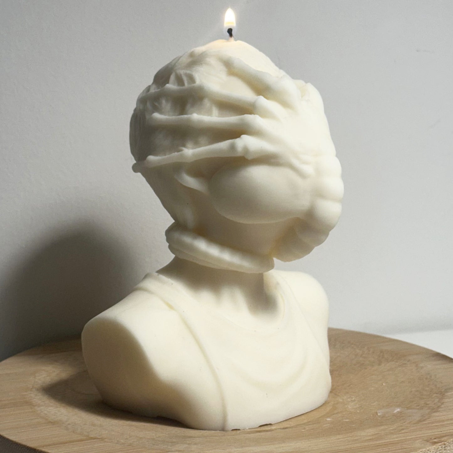 Facehugger Bust Candle – Collectible Alien Xenomorph Sculpture for Fans