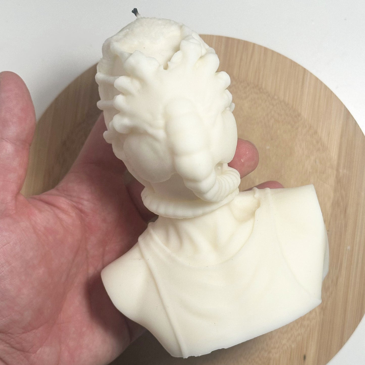 Facehugger Bust Candle – Collectible Alien Xenomorph Sculpture for Fans