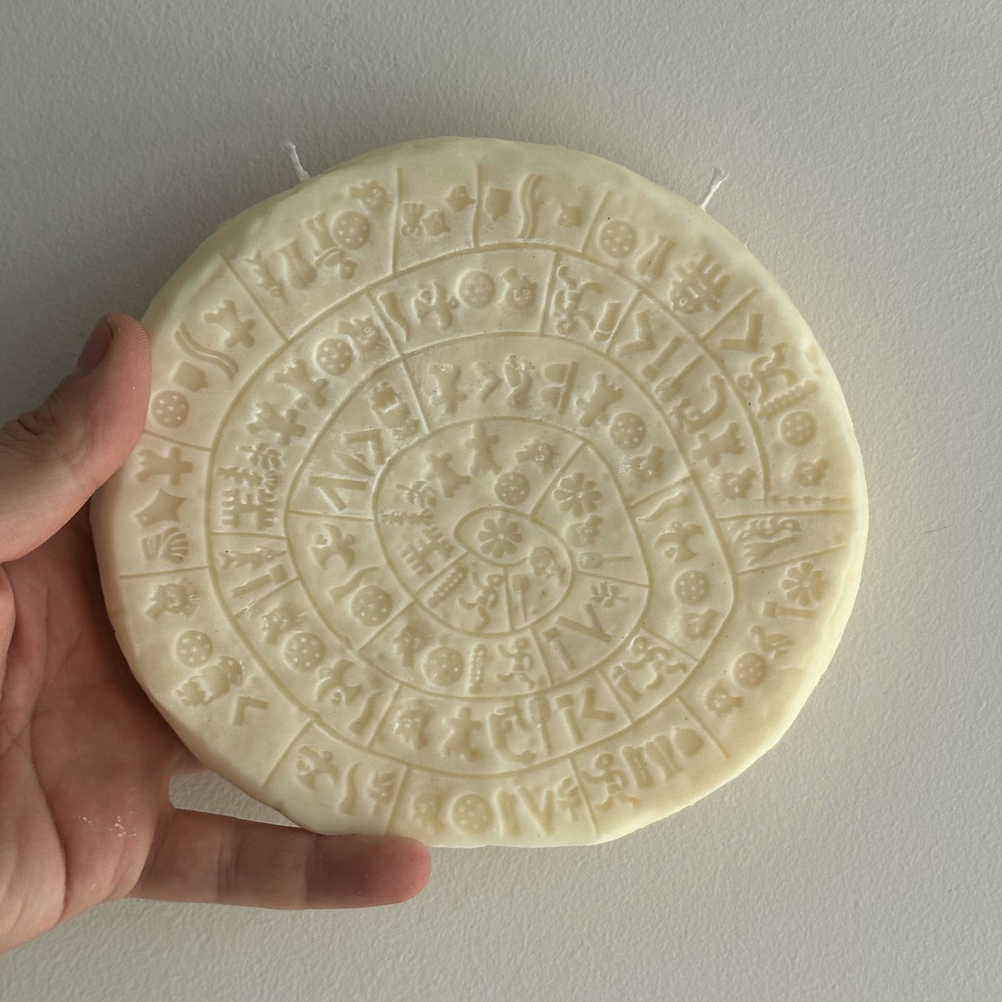 Phaistos Disk Candle – Ancient Minoan Civilization (1700 B.C.) – Unique Cretan Historical Decor & Gift – Handcrafted Scented Soy Wax